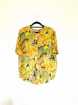 Camisa estampada con estampado floreado precioso en tonos amarillos y verdes.  Talla 40-42 aprox.